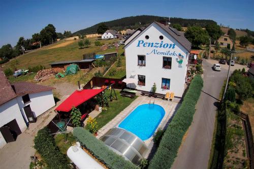 A piscina localizada em Penzion Nemílek ou nos arredores