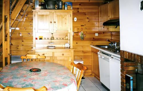 eine Küche mit einem Tisch und Stühlen in einer Hütte in der Unterkunft Chalet cosy a Sixt Fer a Cheval avec vue sur la montagne in Sixt