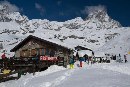 Hotel Baita Cretaz durante el invierno