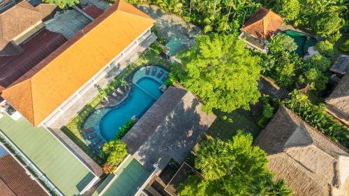 La alberca dentro o cerca de Puri Andong Villa