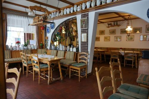 una sala da pranzo con tavolo e sedie di Hotel Berliner Hof a Braunlage