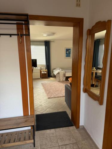 um quarto com uma porta aberta para uma sala de estar em Haus am Strand em Scharbeutz