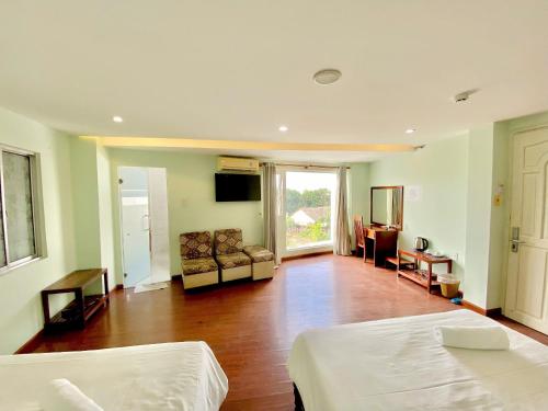 1 dormitorio con 2 camas y sala de estar en Art Deluxe Hotel, en Nha Trang