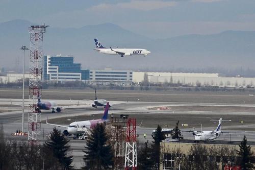 ソフィアにあるApartment Sofia Airportの飛行機が空港滑走路から離陸中