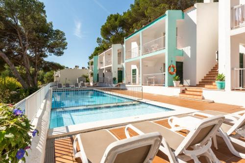 A piscina localizada em Apartamentos alta galdana playa ou nos arredores