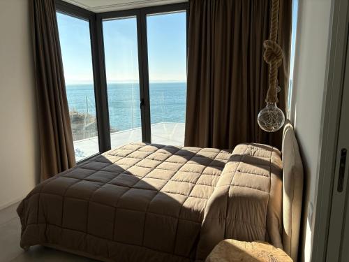 una camera con letto e vista sull'oceano di Seaside Resort a Trieste