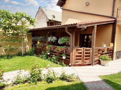 Сад в Charming House in Sacele with Garden View + BBQ