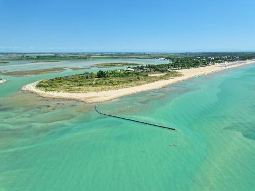 una isla en medio del océano en Camping Village Capalonga, en Bibione