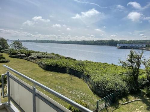 einen Balkon mit Flussblick in der Unterkunft Appartementhaus Ostseeresidenz in Heiligenhafen