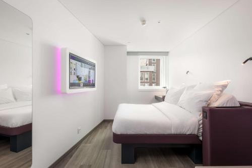 A bed or beds in a room at YOTEL Porto