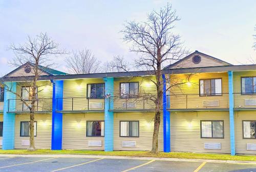 un condominio di colore blu e giallo di Days Inn by Wyndham Rutland/Killington Area a Rutland