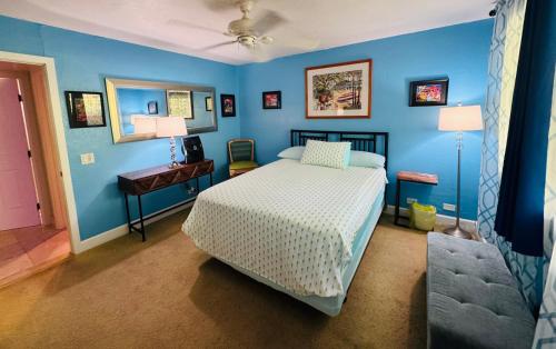 - une chambre bleue avec un lit et une table dans l'établissement Kona Magic Honu Room, à Kailua-Kona