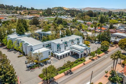 サンルイス・オビスポにあるQuality Suites Downtown San Luis Obispoの建物のある街並み