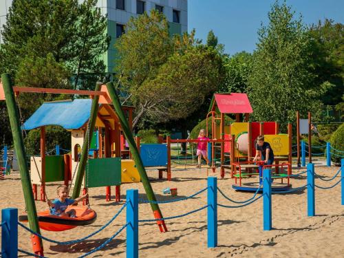 - une aire de jeux pour enfants dans l'établissement Novotel Gdańsk Marina, à Gdańsk