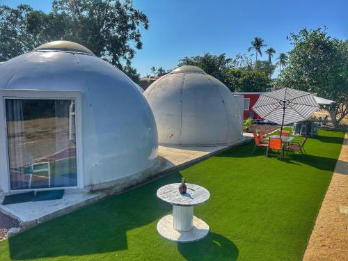 Taman di luar Iglú Simbad con vista al cielo