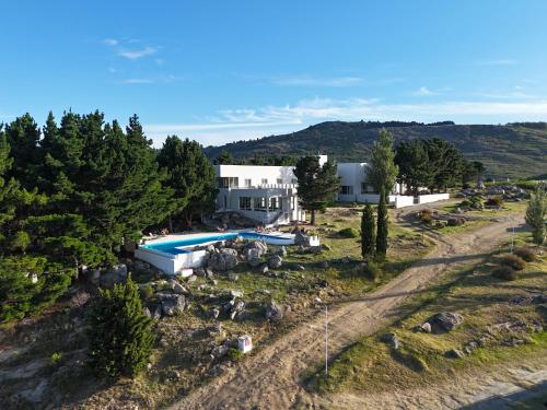 Piscina de la sau aproape de Elegance Hotel Tandil