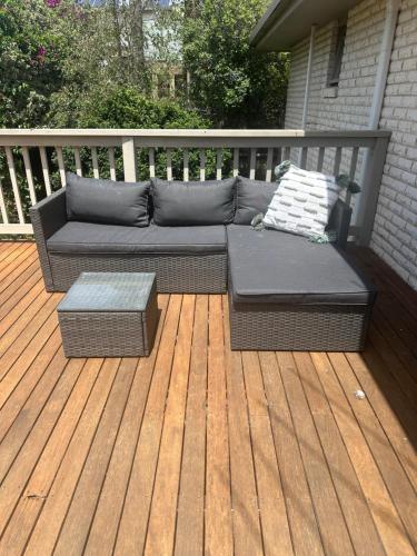 eine Terrasse mit einem Sofa und Tischen auf einer Terrasse in der Unterkunft StaySorrento in Sorrento