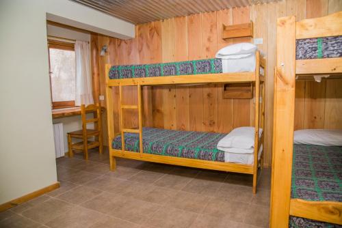 Ліжко або ліжка в номері Sherpa Hostel