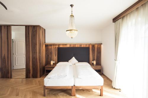 A bed or beds in a room at Romantik Hotel Jagdhof