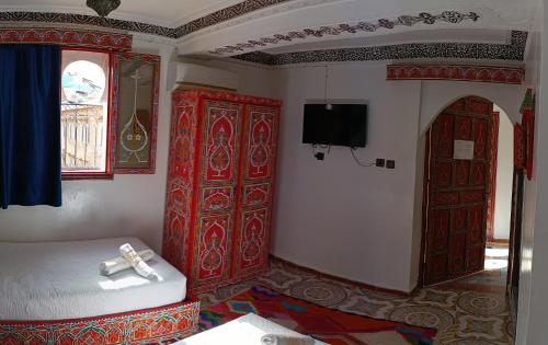 Un pat sau paturi într-o cameră la Hotel Chefchaouen