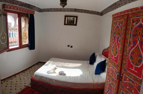 Un pat sau paturi într-o cameră la Hotel Chefchaouen