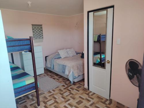 Hostal el hermanito tesisinde bir odada yatak veya yataklar