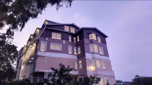 una grande casa con luci laterali di Summit Hermon Hotel & Spa a Darjeeling