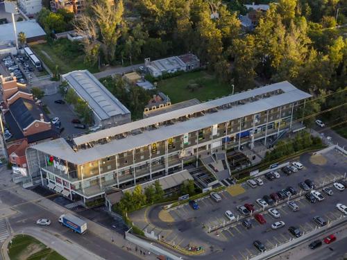 einen Blick über ein Gebäude mit einem Parkplatz in der Unterkunft ibis Pilar in Pilar