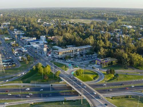 Luftblick auf eine Stadt mit Verkehr auf einer Autobahn in der Unterkunft ibis Pilar in Pilar