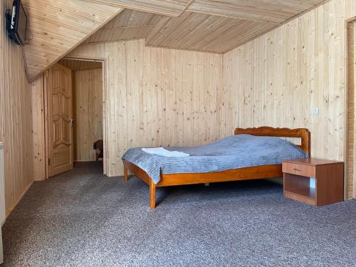 Tempat tidur dalam kamar di Дзвін Карпат