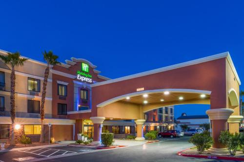 una rappresentazione di un hotel con parcheggio di Holiday Inn Express Hotel and Suites - Henderson, an IHG Hotel a Las Vegas