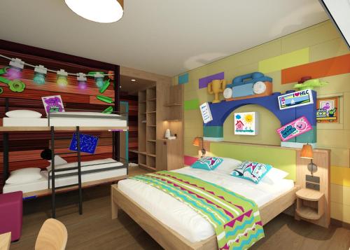 um quarto para crianças com uma cama lego e beliches em Hotel Legoland em Billund