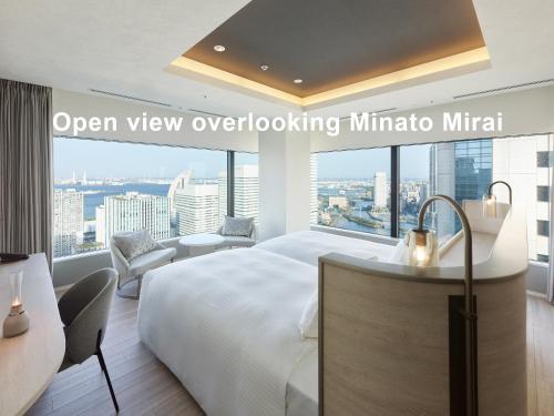 Un pat sau paturi într-o cameră la Mitsui Garden Hotel Yokohama Minatomirai Premier