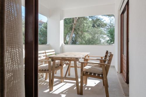 d'une table et de chaises sur un balcon avec une fenêtre. dans l'établissement CCC - Cascais Calm & Comfort, à Cascais