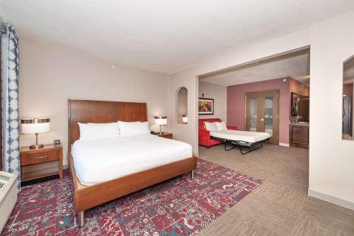 una camera con letto e un soggiorno di Hilton Garden Inn Closest Foxwoods a Preston