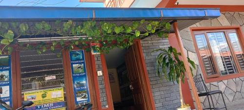 drzwi wejściowe restauracji z niebieską markizą w obiekcie Pokhara Metro Eco Hotel w mieście Pokhara