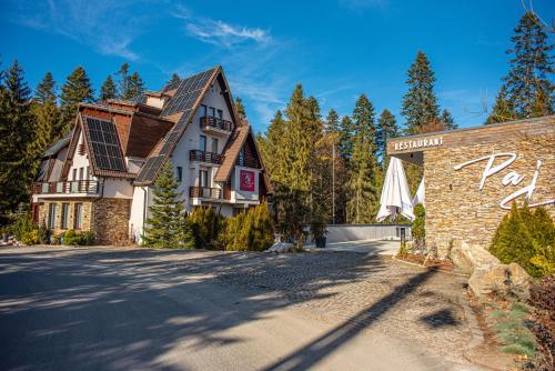 una casa con tetto solare su una strada di Paj Hotelul Retreat & Spa a Sinaia