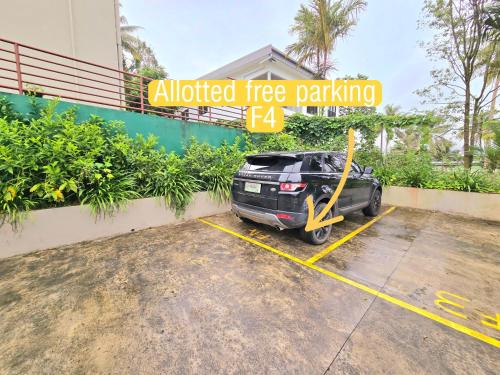 um carro estacionado num parque de estacionamento ao lado de um edifício em Family Retreat in Suva, Swimming Pool, Free Wifi & Parking em Suva