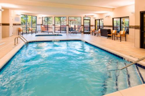 a large pool with blue water in a hotel room at Courtyard by Marriott Kalamazoo Portage in Portage