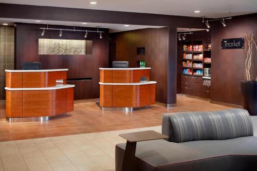 Гостиная зона в Courtyard by Marriott Atlanta Airport South/Sullivan Road