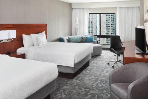 Tempat tidur dalam kamar di Courtyard By Marriott Jersey City Newport