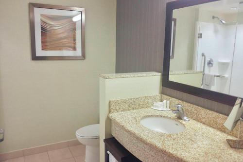 Un baño de Courtyard by Marriott Owensboro