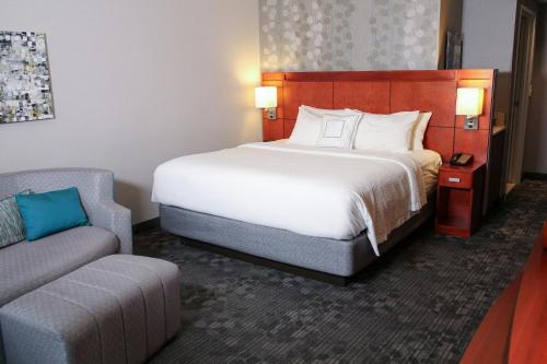 Una cama o camas en una habitación de Courtyard by Marriott Owensboro