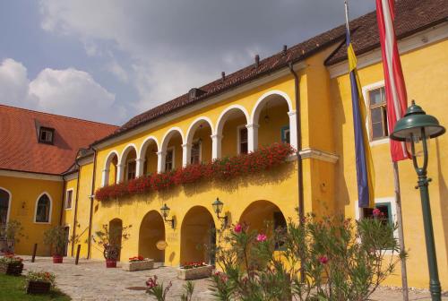 ein gelbes Gebäude mit Blumen auf der Seite in der Unterkunft Hotel Althof Retz in Retz