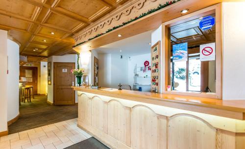 un ristorante con bancone e finestra di Oustalet a Chamonix-Mont-Blanc