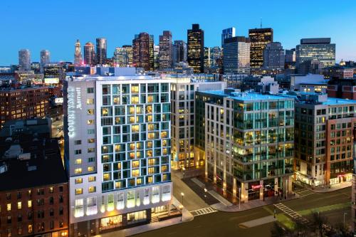 Blick auf die Skyline der Stadt in der Nacht in der Unterkunft Courtyard Boston Downtown/North Station in Boston