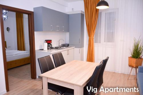 een keuken en eetkamer met een tafel en stoelen bij Vig Apartments in Timişoara