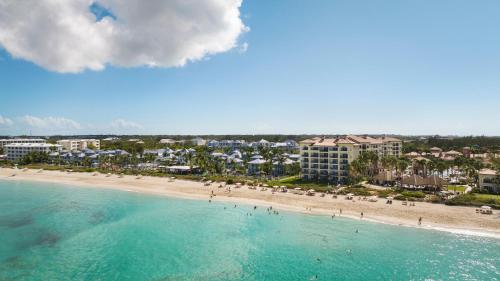 普罗维登西亚莱斯岛Beaches Turks and Caicos Resort Villages and Spa All Inclusive的和水中的人一起欣赏海滩的空中景色