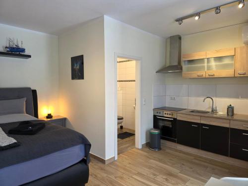 1 dormitorio pequeño con 1 cama y cocina en Papageiennest, en Dresden