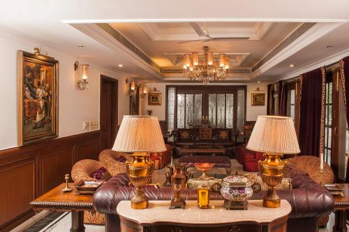 salon z kanapą i dwoma lampami na stołach w obiekcie Villa 33 w Nowym Delhi